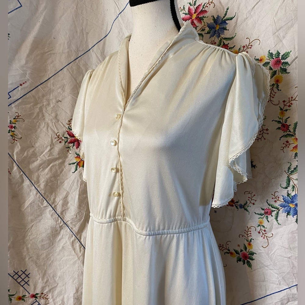SOLD!! VINTAGE 60s 70s SATIN WHITE BUTTON UP BABYDOLL DRESS - Picture 3 of 8